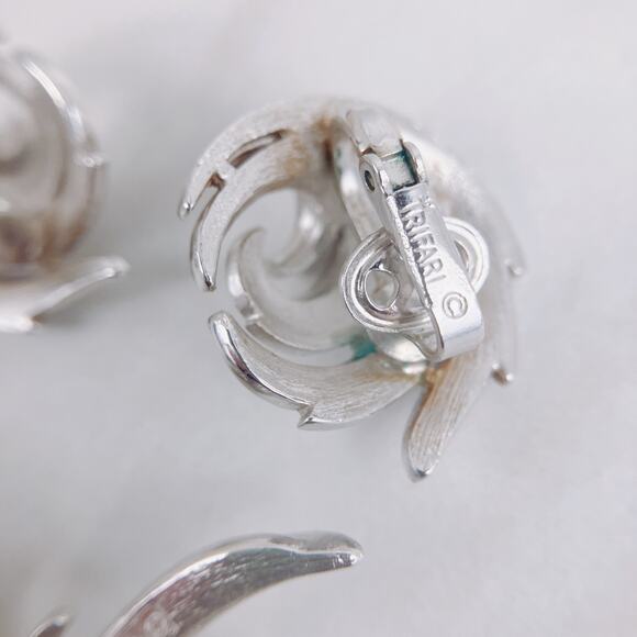 VTG Signed Crown TRIFARI Silver Tone Brooch Earrings Set MCM 50s-60s Clip-Ons - Picture 4 of 9